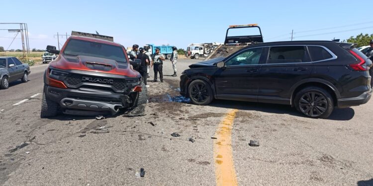 RAM artillada choca en la México 15 y es asegurada en Guasave; una mujer resulta lesionada