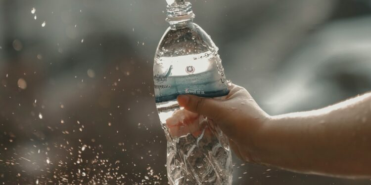 FIFA prohíbe botellas de agua reutilizables en estadios del Mundial 2026