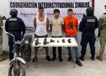 Detención de seis personas y aseguran importante arsenal en Escuinapa
