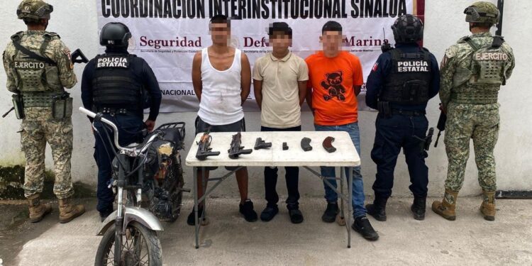 Detención de seis personas y aseguran importante arsenal en Escuinapa