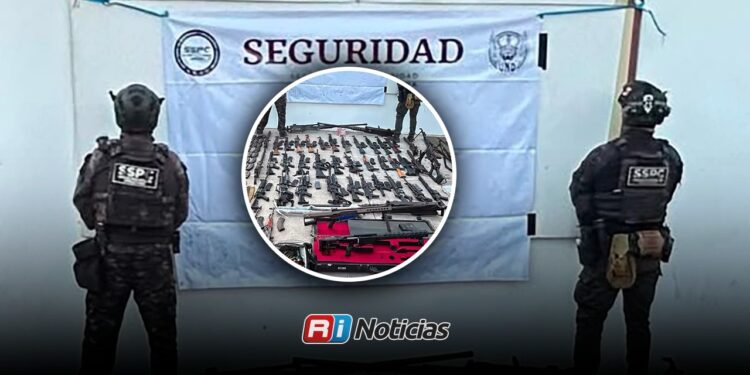 Aseguran arsenal en camioneta abandonada en Badiraguato, Sinaloa