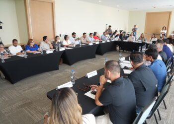 Comisión de Turismo del Congreso sostiene reunión de trabajo con autoridades y sector empresarial en Mazatlán