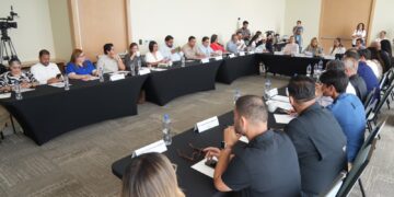 Comisión de Turismo del Congreso sostiene reunión de trabajo con autoridades y sector empresarial en Mazatlán