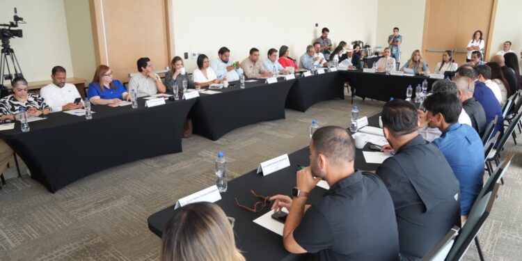 Comisión de Turismo del Congreso sostiene reunión de trabajo con autoridades y sector empresarial en Mazatlán