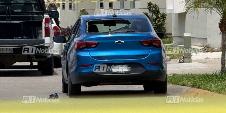 Localizan auto con impactos de bala en Real del Valle, en Mazatlán