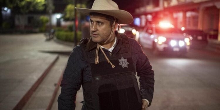 Caen dos exagentes vinculados al caso Carlos Manzo; habrían filtrado información a grupo criminal