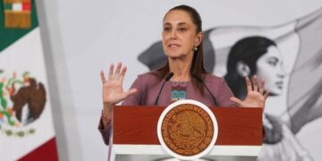 Sheinbaum descarta ir contra expresidentes y remite decisiones a la FGR