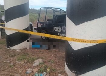 Hallan a hombre asesinado bajo puente carretero entre Tecualilla y El Trébol 1, en Escuinapa