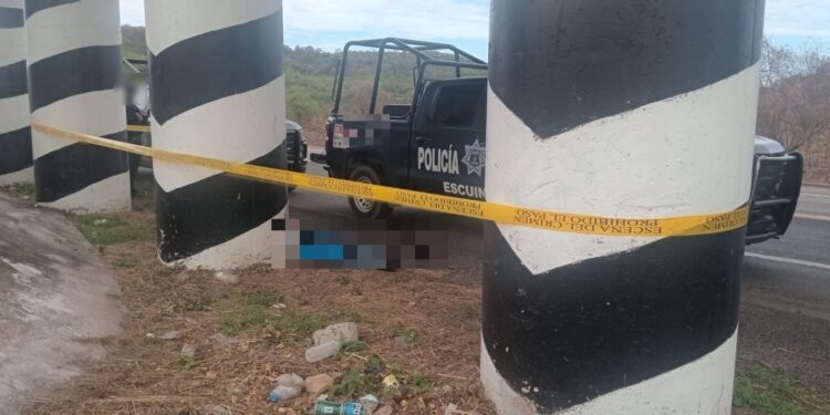 Hallan a hombre asesinado bajo puente carretero entre Tecualilla y El Trébol 1, en Escuinapa