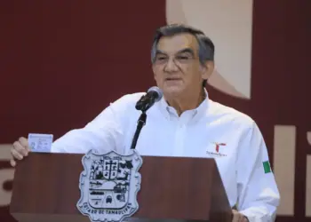 Américo Villarreal desmiente a Los Angeles Times y muestra su visa; rechaza acusaciones de huachicol
