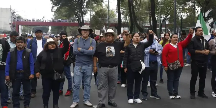 CNTE detiene su avance hacia el Estadio Ciudad de México tras bloqueo policial en Tlalpan