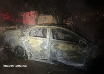 Tres vehículos calcinados y restos humanos son localizados en zona rural de Mazatlán