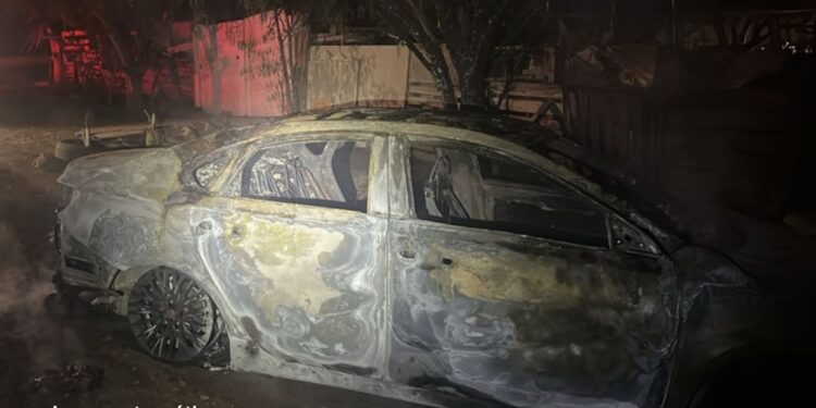 Tres vehículos calcinados y restos humanos son localizados en zona rural de Mazatlán