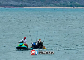 Frente a las costas de Mazatlán, Rescatan a kayakista tras sufrir volcadura