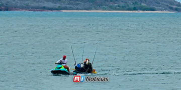 Frente a las costas de Mazatlán, Rescatan a kayakista tras sufrir volcadura