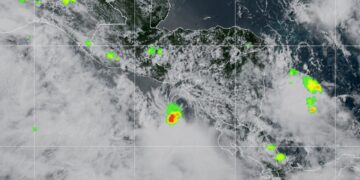 ‘Cristina’ se intensifica en el Pacífico; ‘Boris’ amenaza con lluvias e inundaciones