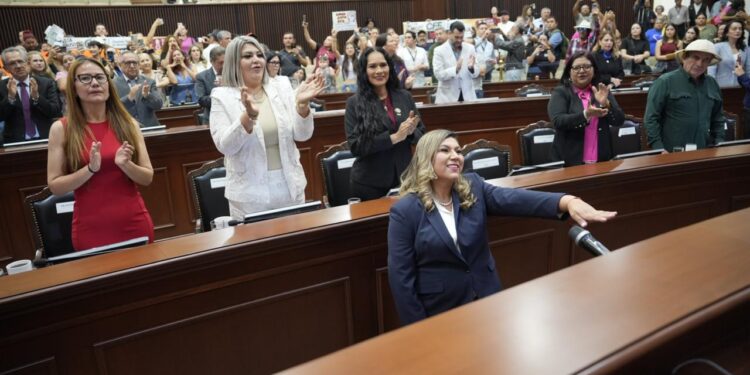 Mirna Luz Lora Aguilar se incorpora a la 65 Legislatura tras rendir protesta como diputada local