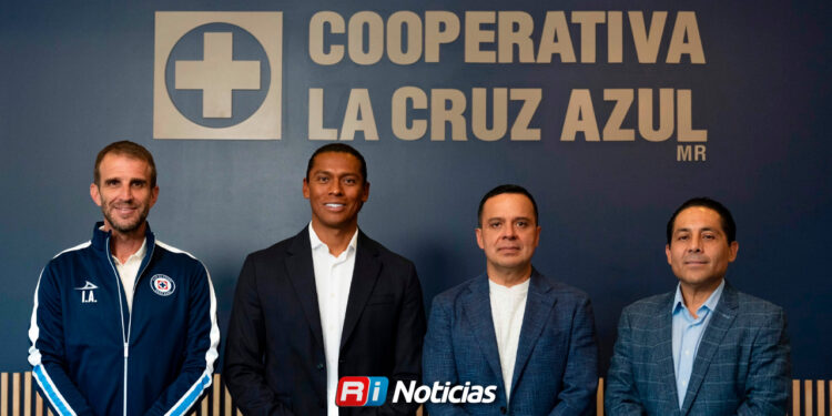 Joel Huiqui continuará al frente de Cruz Azul para el Apertura 2026