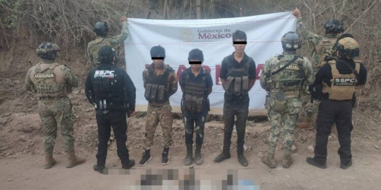 Marina desarticula célula armada, libera a un secuestrado y neutraliza explosivos en el sur de Sinaloa
