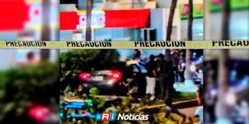 Auto choca contra una palmera frente a Las Letras de Mazatlán