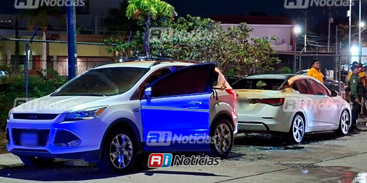 Explosión daña dos vehículos y moviliza a cuerpos de emergencia en la colonia Alameda