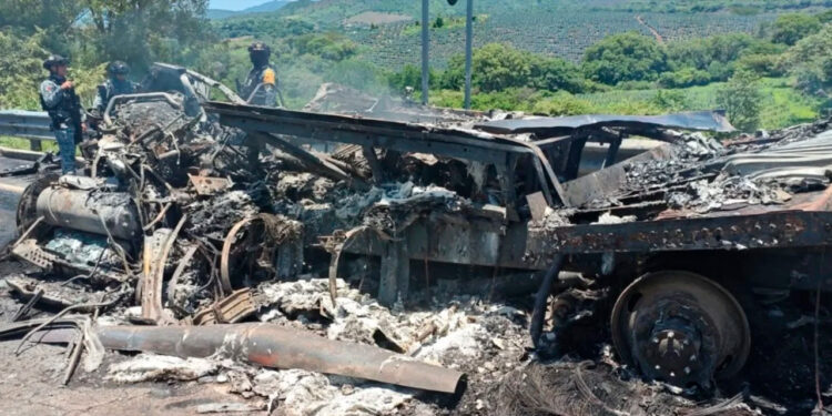 Choque e incendio en la autopista Guadalajara-Tepic deja al menos 16 personas sin vida