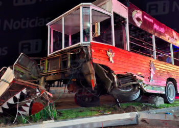 Camioncito turístico choca contra luminaria en Avenida del Mar; reportan varios lesionados
