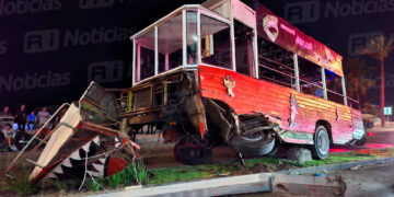 Camioncito turístico choca contra luminaria en Avenida del Mar; reportan varios lesionados