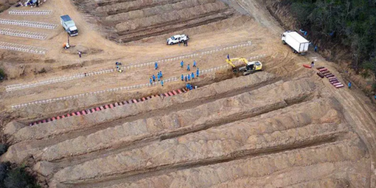 Símbolo de la tragedia: Las fosas improvisadas donde Venezuela despide a sus víctimas del terremoto