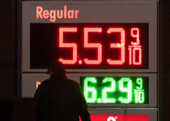 Trump propone suspender impuesto federal a la gasolina en medio de crisis energética