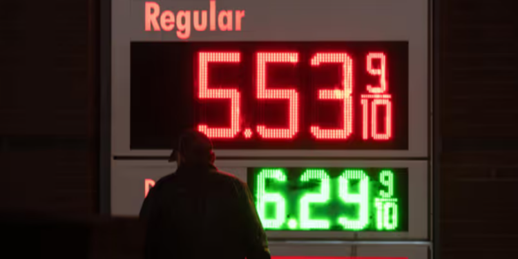 Trump propone suspender impuesto federal a la gasolina en medio de crisis energética