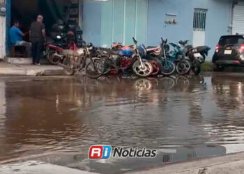 Denuncian vecinos de la colonia Olímpica derrame de aguas negras tras las lluvias