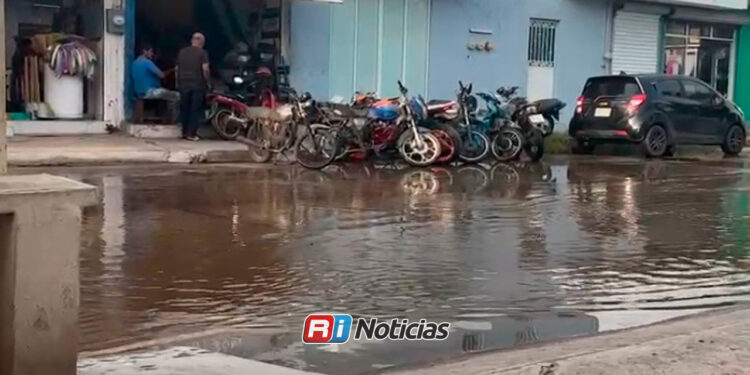 Denuncian vecinos de la colonia Olímpica derrame de aguas negras tras las lluvias