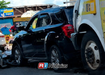 Carambola entre camión, camioneta y motociclista deja solo daños materiales en la Flores Magón