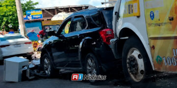 Carambola entre camión, camioneta y motociclista deja solo daños materiales en la Flores Magón