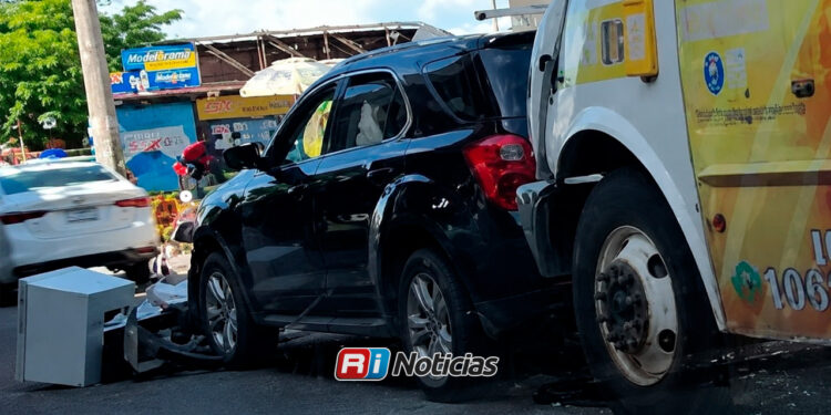 Carambola entre camión, camioneta y motociclista deja solo daños materiales en la Flores Magón