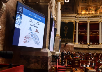 Francia prohíbe redes sociales a menores de 15 años
