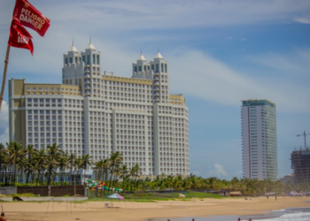Oleaje de más de tres metros mantiene en alerta a salvavidas en playas de Mazatlán