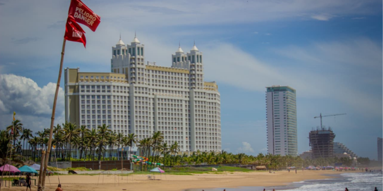 Oleaje de más de tres metros mantiene en alerta a salvavidas en playas de Mazatlán