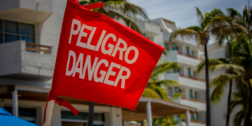 Restringen accesos a playas de Mazatlán por fuerte oleaje; Salvamento Acuático mantiene vigilancia permanente