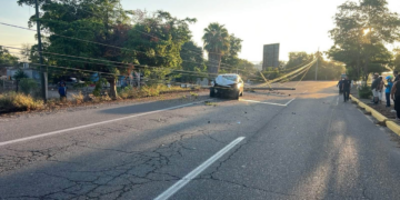 Taxista pierde la vida tras chocar con un poste en la carretera estatal de Navolato