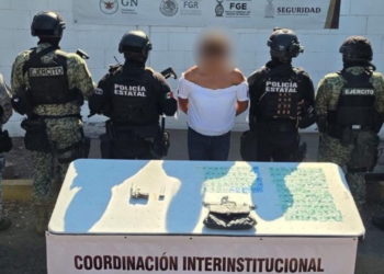Detienen a mujer en posesión de una arma y 150 dosis de presunta droga en Culiacán