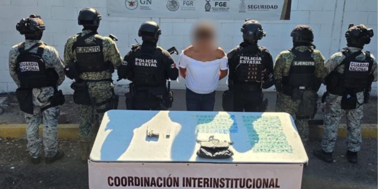 Detienen a mujer en posesión de una arma y 150 dosis de presunta droga en Culiacán