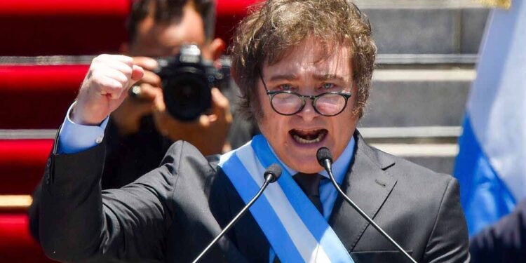 Gobierno de Milei endurece Ley de Migraciones: veta ingreso a extranjeros con “mensajes de odio”