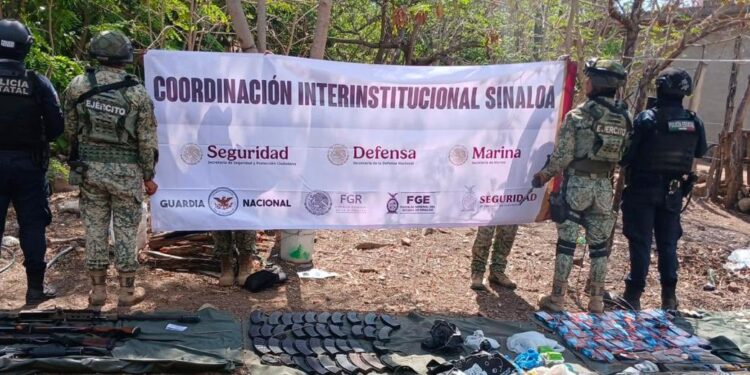 Aseguran importante arsenal y dos vehículos con reporte de robo en Mazatlán