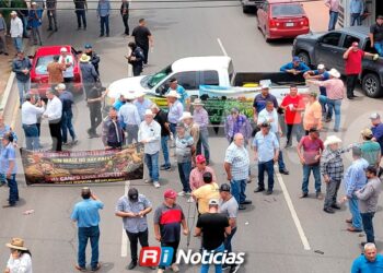 Productores bloquean carretera exigiendo pagos pendientes del Gobierno Federal
