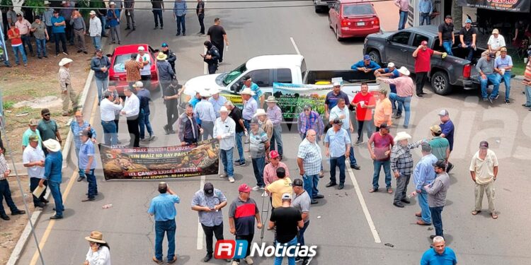 Productores bloquean carretera exigiendo pagos pendientes del Gobierno Federal