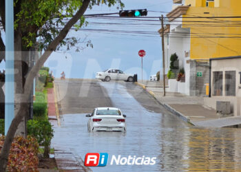 Intensa lluvia en Mazatlán deja encharcamientos y vehículos varados
