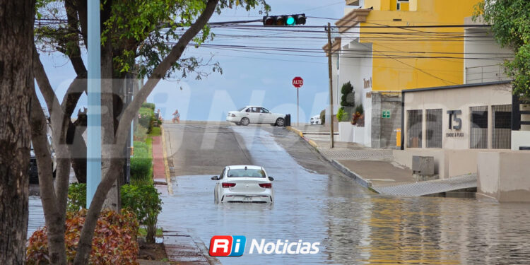 Intensa lluvia en Mazatlán deja encharcamientos y vehículos varados
