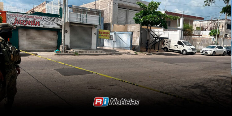 Balean a joven mientras trabajaba afuera de un local en el Centro de Culiacán, muere en el hospital.